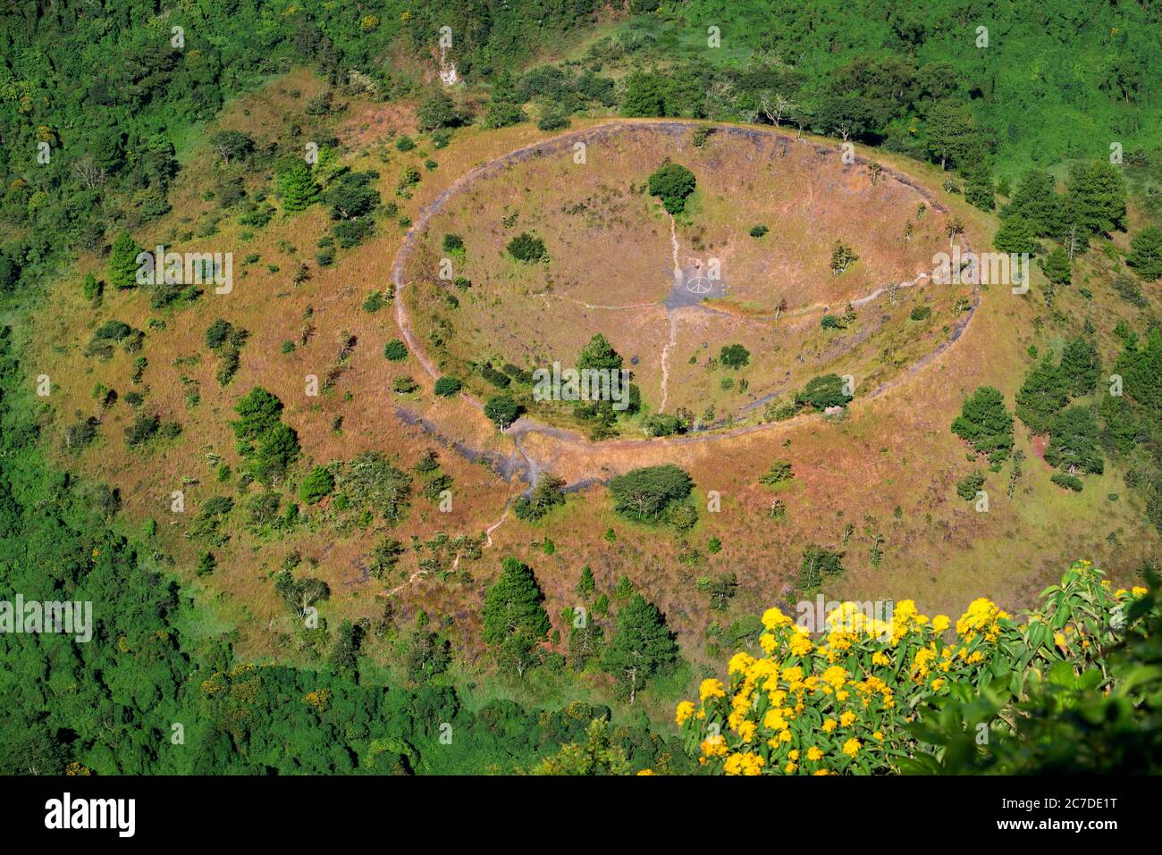El cráter Boquerón con cono de la ceniza Boqueroncito visible en el fondo, el Volcán San Salvador o Quetzaltepec, el Salvador. Enorme cráter de un dormitorio Foto de stock