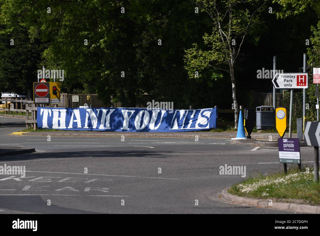 Frimley, Surrey, Inglaterra - 26 de abril de 2020: Un signo de agradecimiento al NHS en la entrada de un hospital durante el primer cierre de Covid-19 de 2020 en Inglaterra Foto de stock