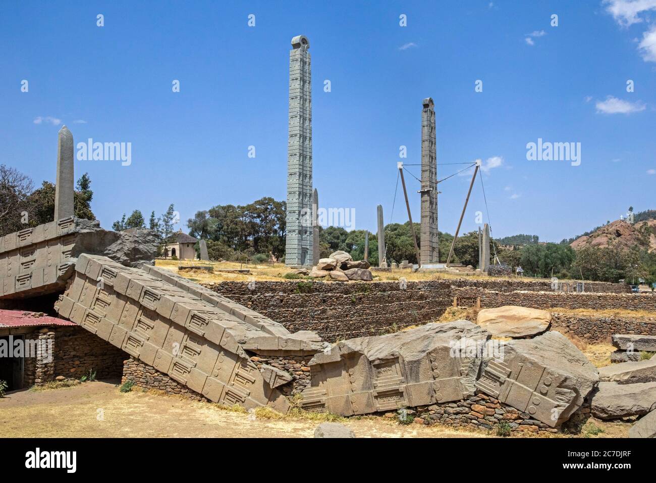 Siglo IV Estela del rey Ezana y caída y quebrado Gran Estela en el Parque de las Estelas del Norte en Axum / Aksum, Región de Tigray, Etiopía, África Foto de stock