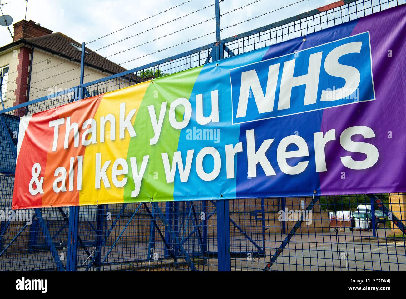 Bandera del arco iris adherida a una valla, en agradecimiento a todo el personal médico y los trabajadores clave del NHS que están trabajando durante la crisis pandémica del Coronavirus en el Reino Unido. Foto de stock
