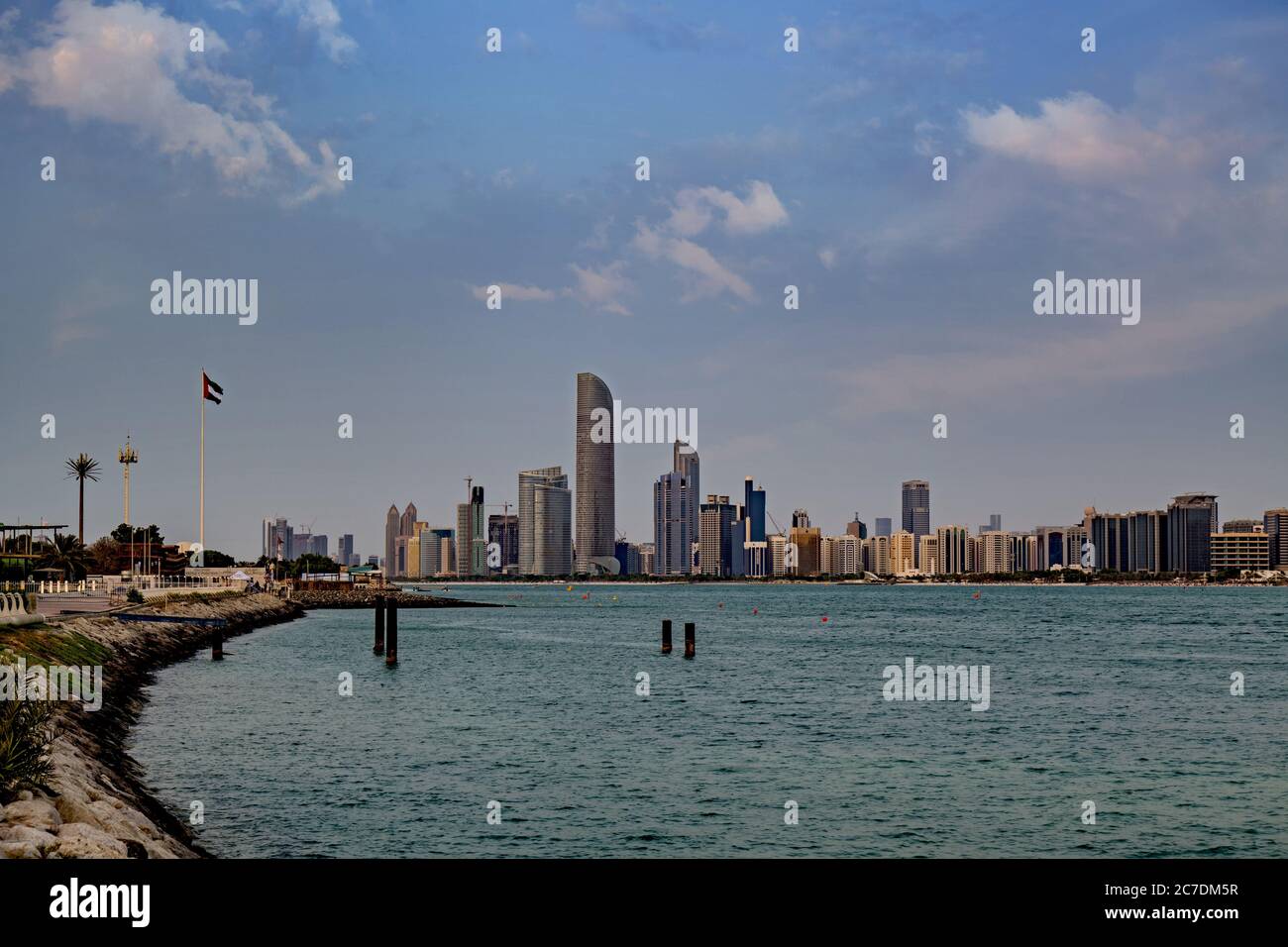 Ciudad de Dubai por la mañana y un lago con sus hermosos rascacielos en el fondo Foto de stock