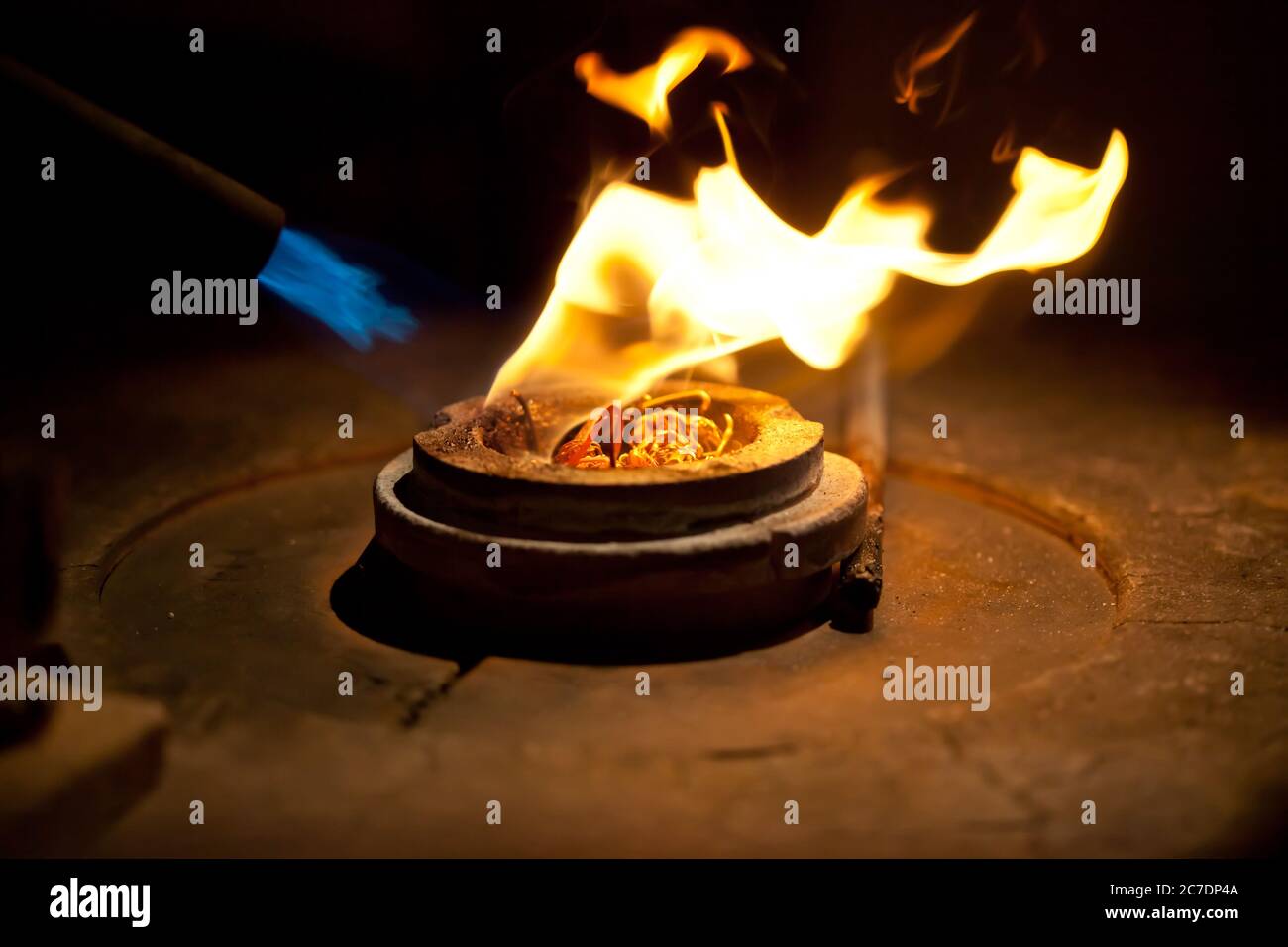 proceso de fundición de oro, fundición de metal dorado en horno con fuego  para la fabricación de joyas Fotografía de stock - Alamy
