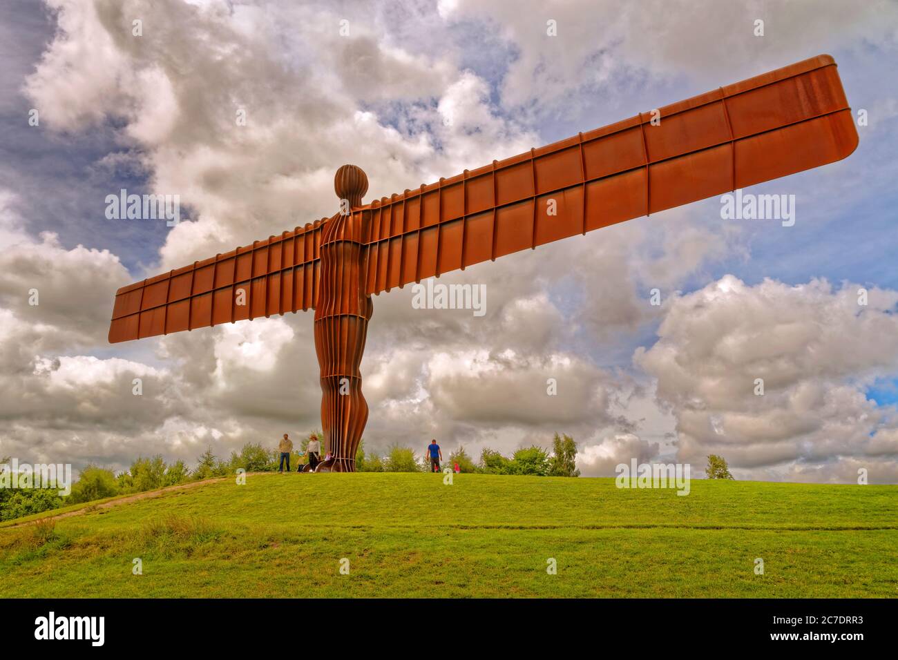 La estatua del "Ángel del Norte" creada por Antony Gormley y situada en Low Eighton, Gateshead, Tyne & Wear, Inglaterra. Foto de stock