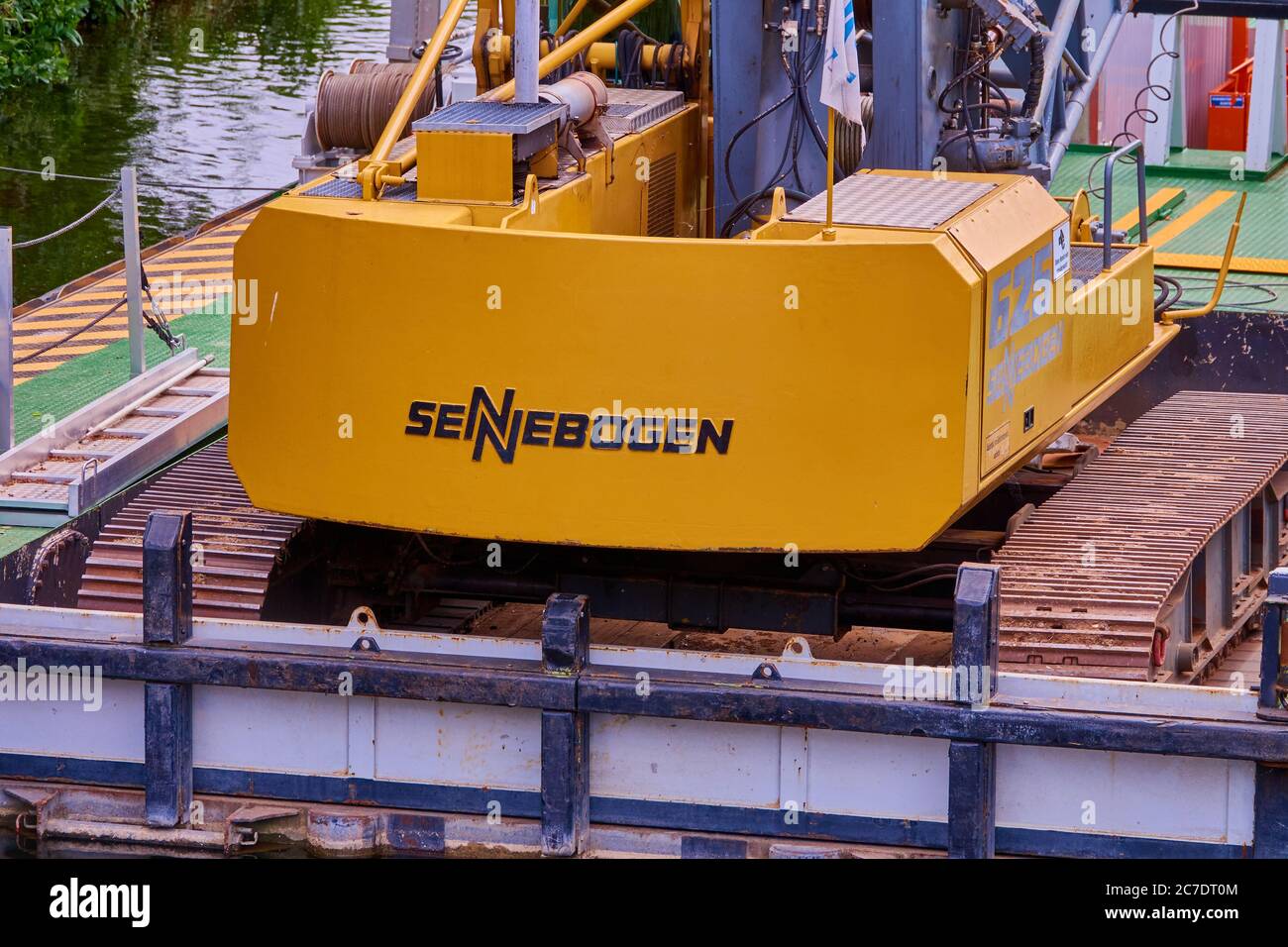 Hannover, Alemania, 30 de mayo de 2020: Primer plano de una excavadora  amarilla de la empresa de ingeniería hidráulica Sennebogen Fotografía de  stock - Alamy