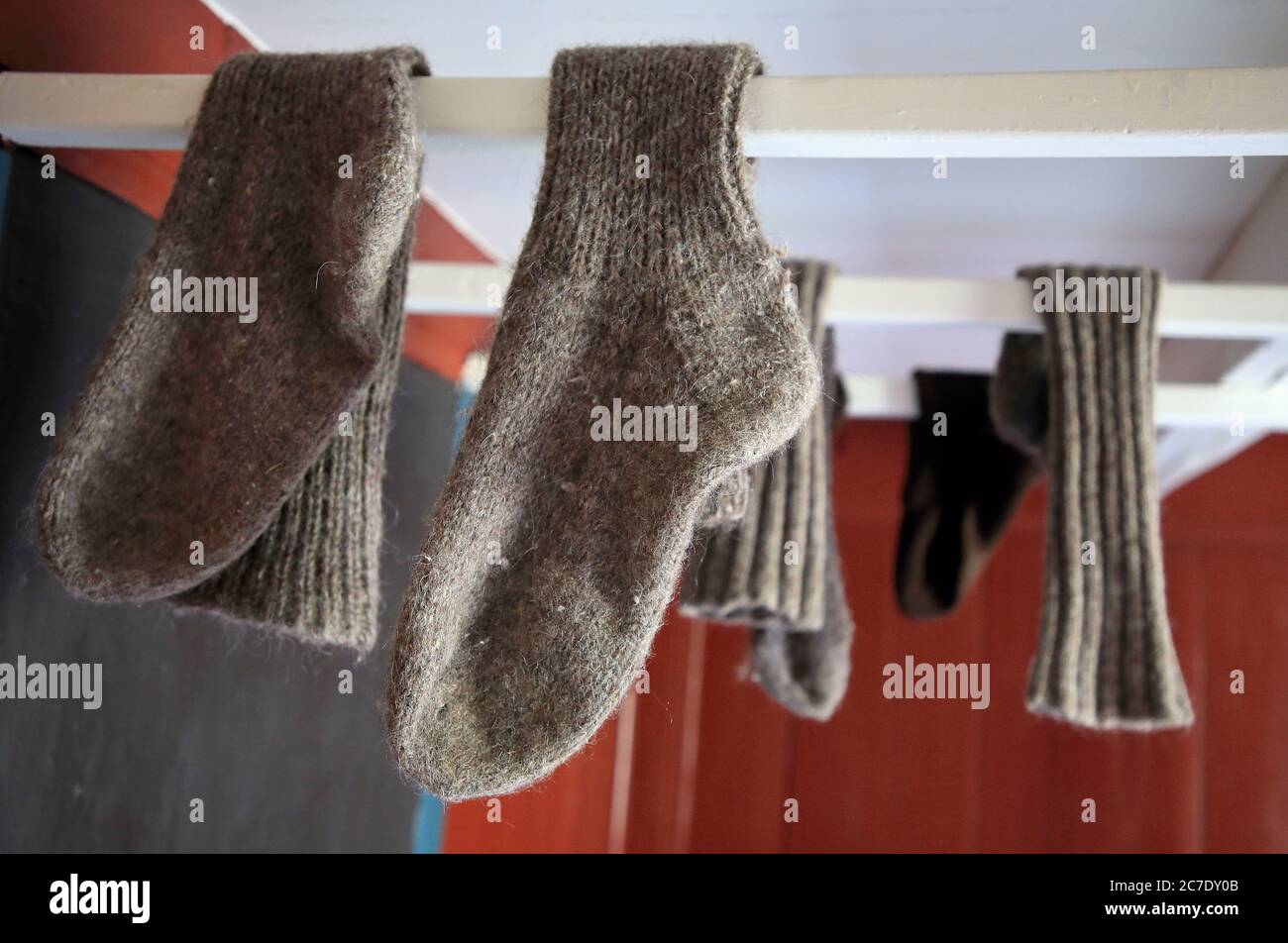 Calcetines de lana se secan al aire en los estantes debajo de la habitación de celling en la granja de la granja Hoyvíksgarður.Museo al aire libre.Museo Nacional de las Islas Feroe.Torshavn.Streymoy.Islas Feroe.Territorio de Dinamarca Foto de stock