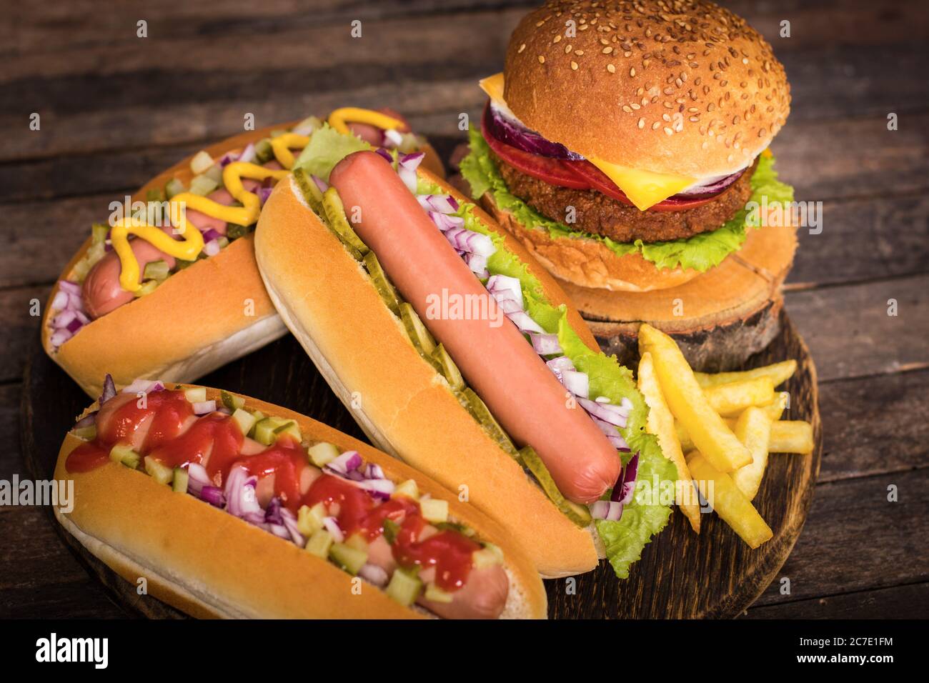 Comida rápida - Perros calientes, hamburguesa y patatas fritas Fotografía  de stock - Alamy