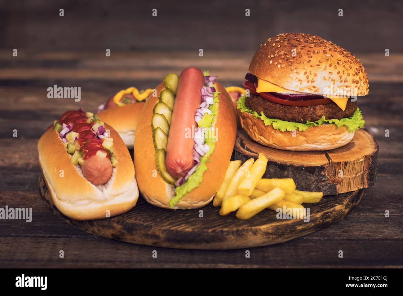 Comida rápida - Perros calientes, hamburguesa y patatas fritas Fotografía  de stock - Alamy