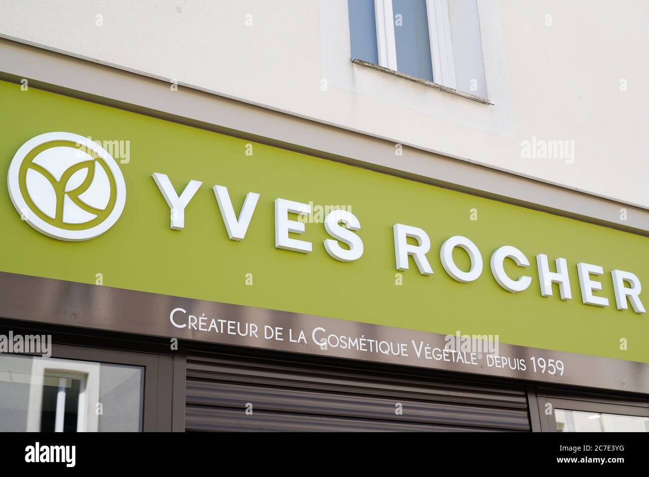 , Aquitania / Francia - 07 07 2020 : yves Rocher logo y firma de texto tienda en la pared de la de mujeres Marca de belleza francesa Fotografía de stock - Alamy
