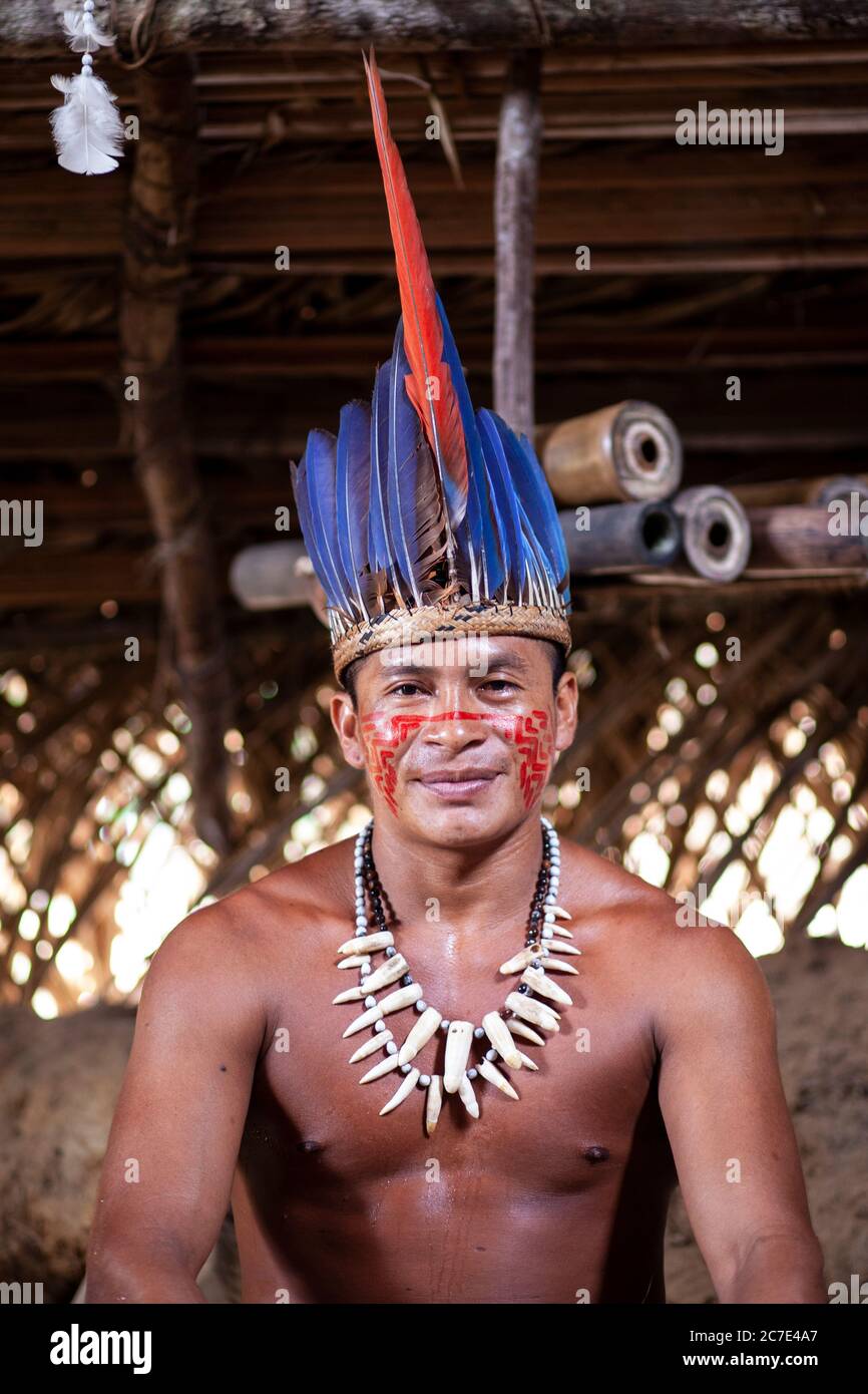 Corona de plumas fotografías e imágenes de alta resolución - Alamy