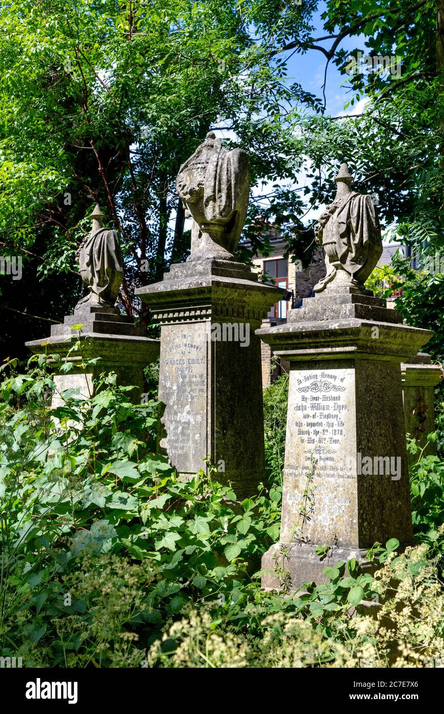 Graves en Abney Park, uno de los siete magníficos cementerios victorianos, Stoke Newington, Londres, Reino Unido Foto de stock