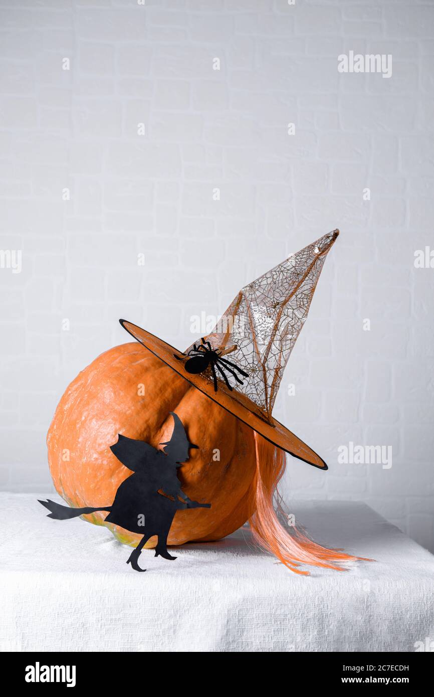 Bruja de papel negro DIY con una calabaza con un sombrero de bruja.  Concepto creativo mínimo de Halloween, espacio de copia Fotografía de stock  - Alamy