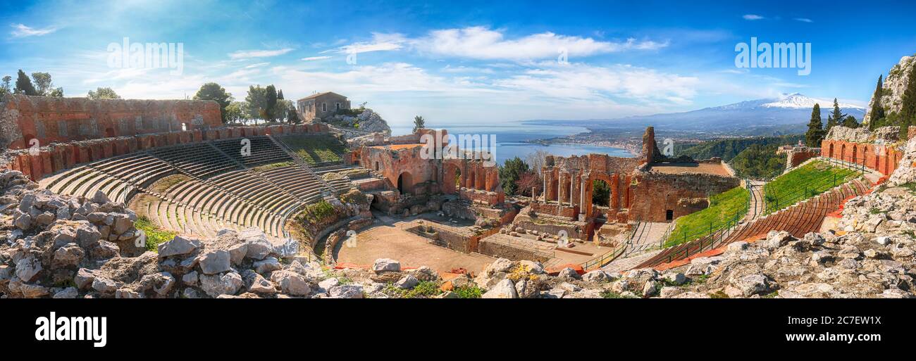 Ruinas del antiguo teatro griego en Taormina y el volcán Etna en el fondo. Costa de Giardini-Naxos bahía, Sicilia, Italia, Europa. Foto de stock