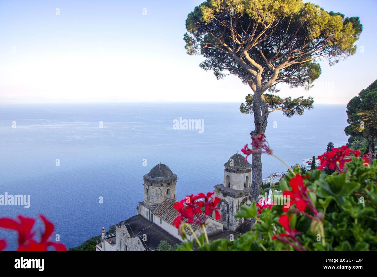 Hermoso paisaje de la costa de Amalfi desde Villa Rufolo en Ravello, Italia Foto de stock