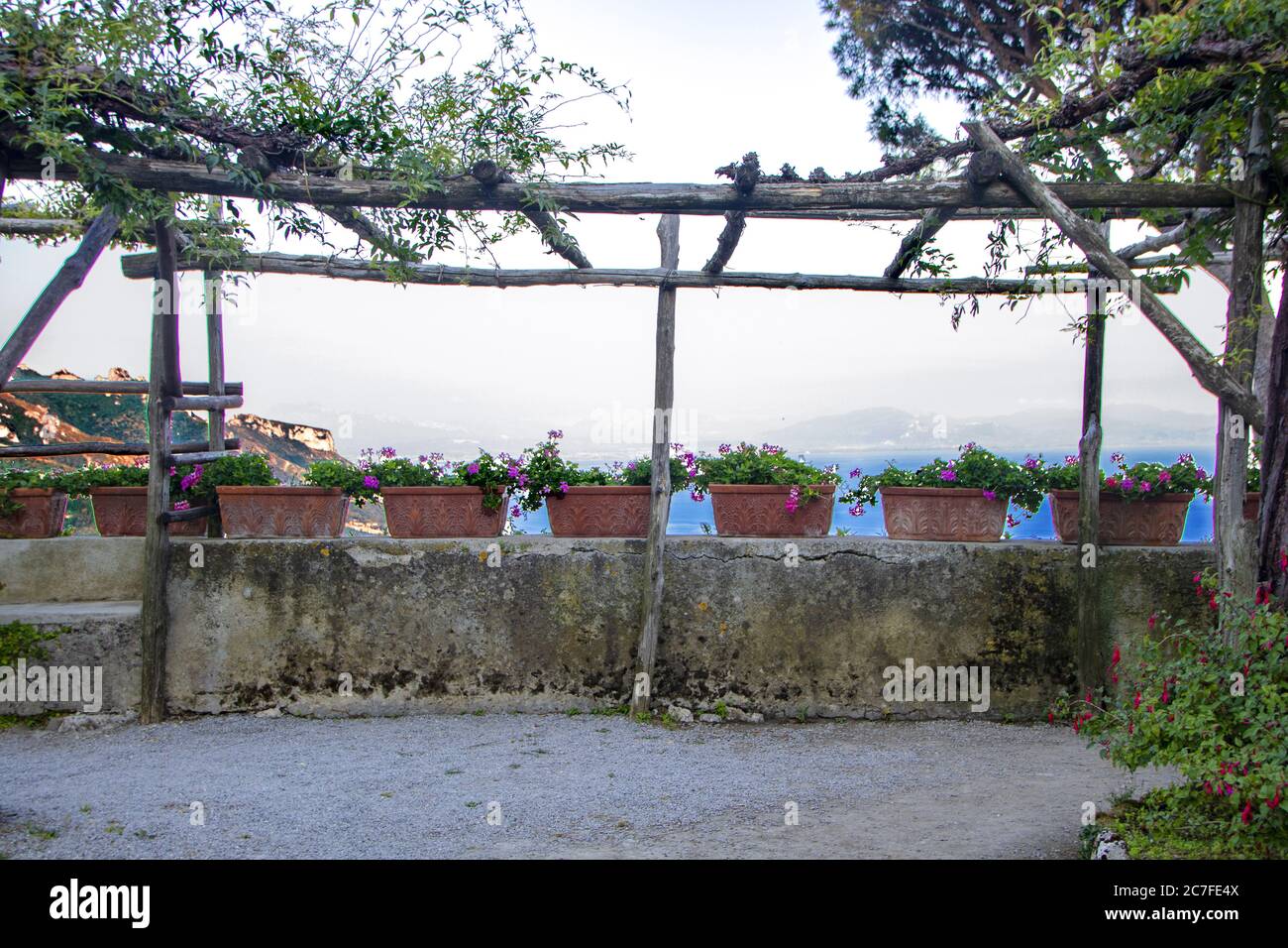 En Ravello - Italia - el 2020 de julio - el hermoso jardín de Villa Rufolo Foto de stock