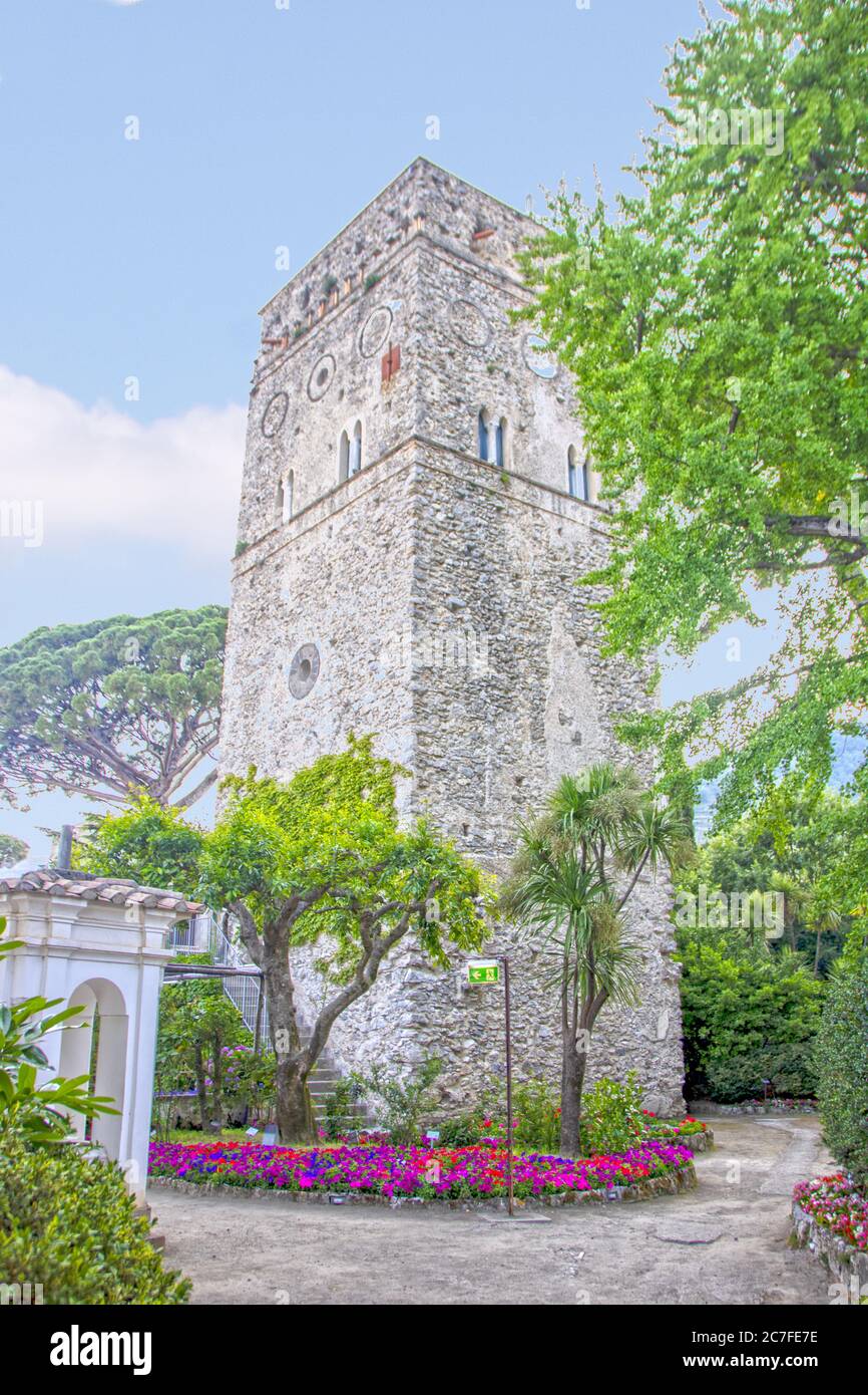 En Ravello - Italia - el 2020 de julio - Torre medieval de Villa Rufolo Foto de stock