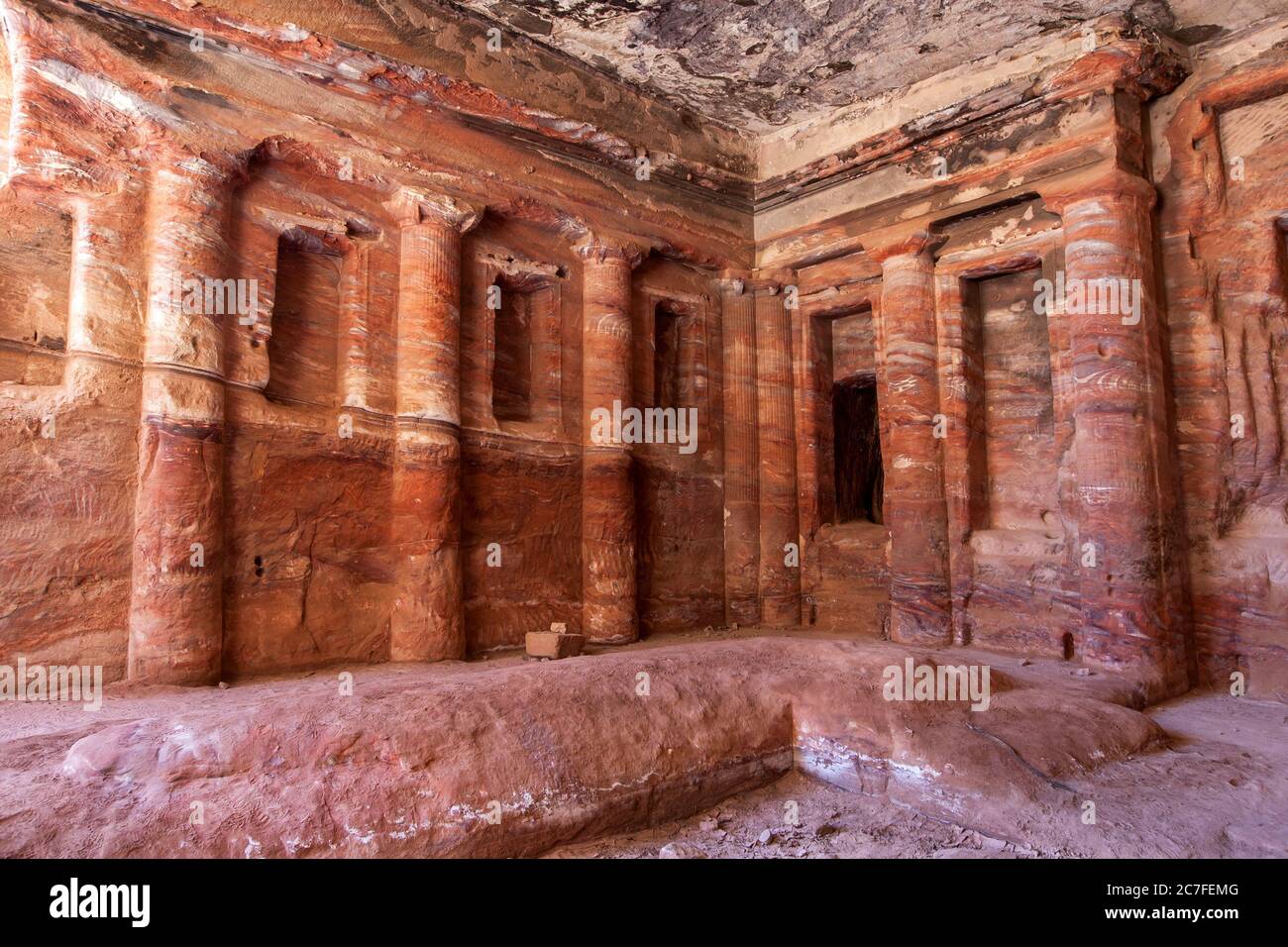 El interior del triclinium coloreado que data del 200 AC al 200 AD. Está ubicado en la ruta procesional de Wadi al Farasa en Petra, Jordania. Foto de stock