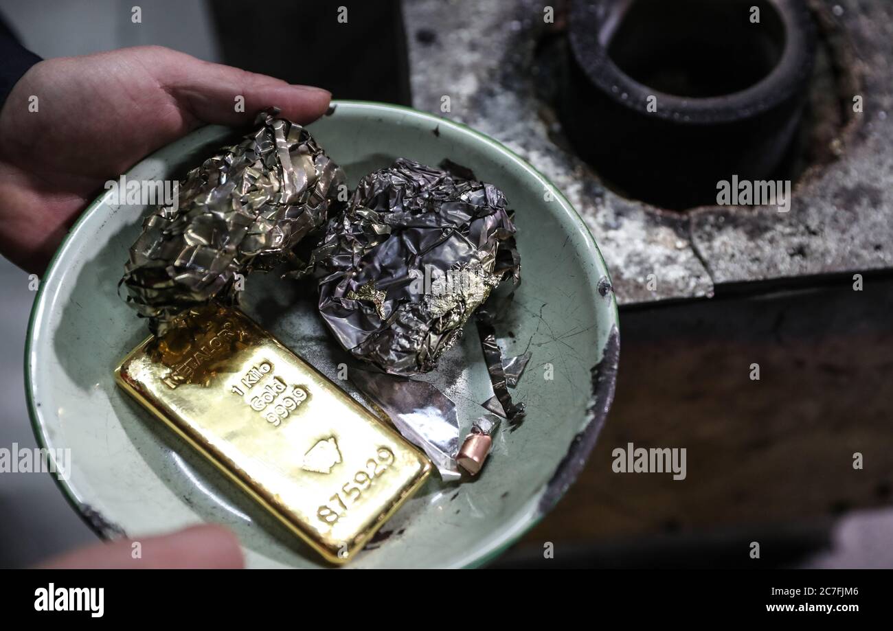 200717) -- NANJING, 17 de julio de 2020 (Xinhua) -- Foto tomada el 12 de  diciembre de 2019 muestra a un artesano que se prepara para fundir el oro  en proporción en
