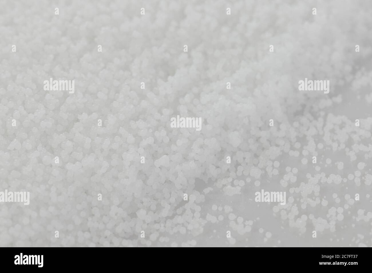 Vista de primer plano de gránulos de polímero blanco Foto de stock