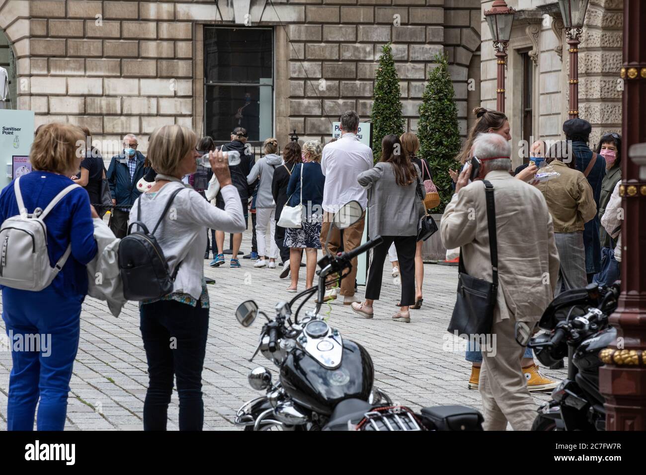 Colas de visitantes fuera de la Real Academia de las Artes durante los primeros días de reapertura de sus puertas desde el cierre, Piccadilly, Londres, Reino Unido Foto de stock