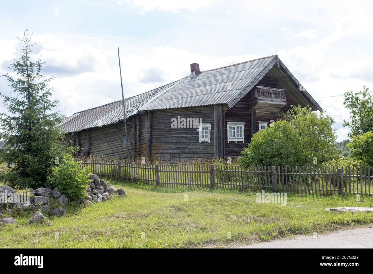 Kinerma, Rusia - 13 de julio de 2020: Kinerma es una localidad rural en el distrito de Pryazhinsky de la República de Karelia, Rusia. Foto de stock