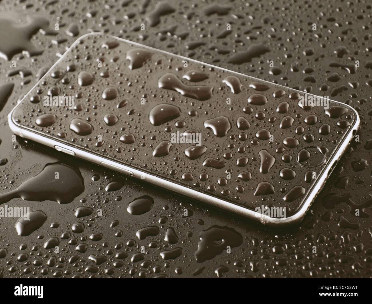 gotas de agua en el cristal del smartphone Foto de stock