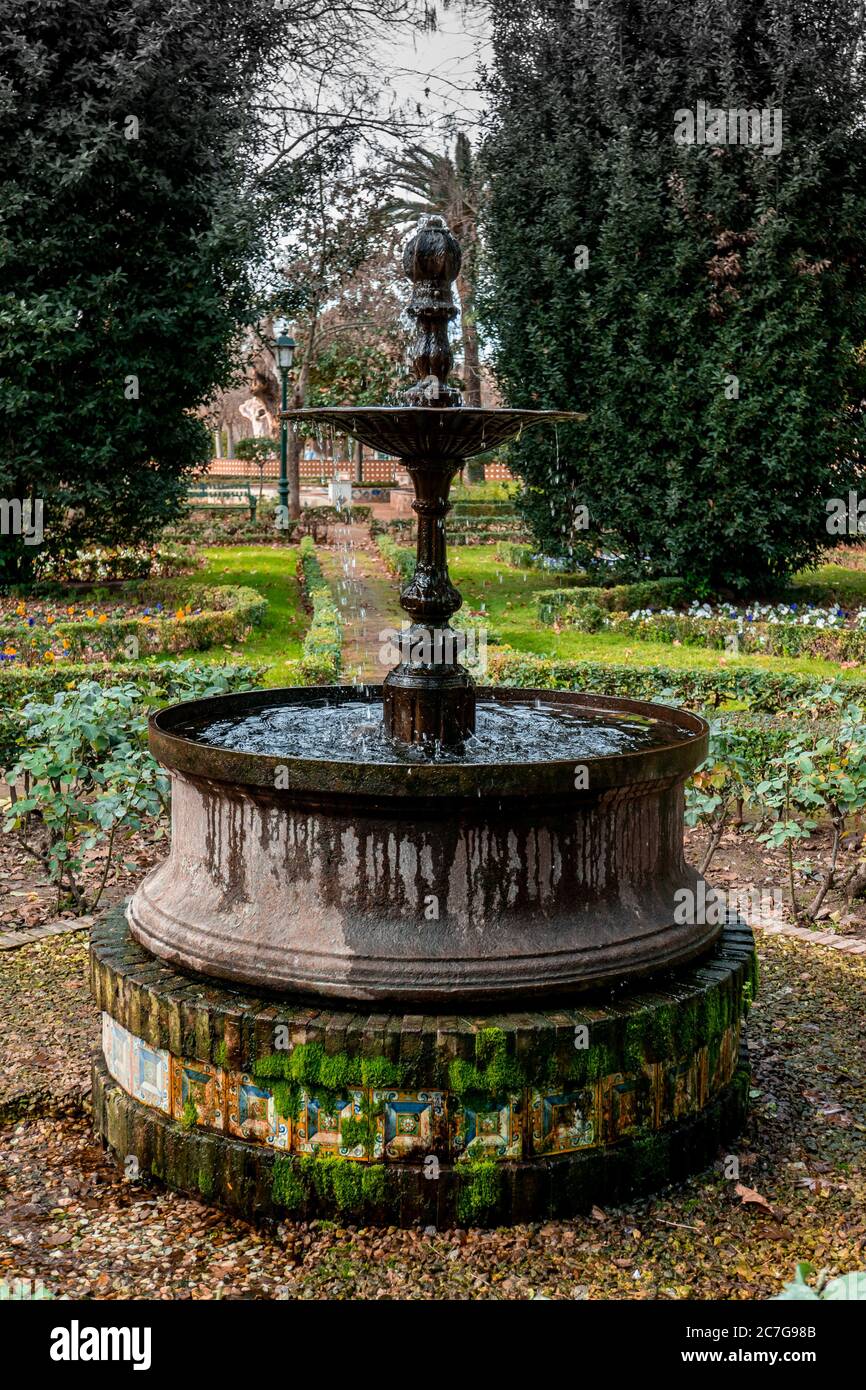 Hermosa fuente en los jardines del Prado Foto de stock