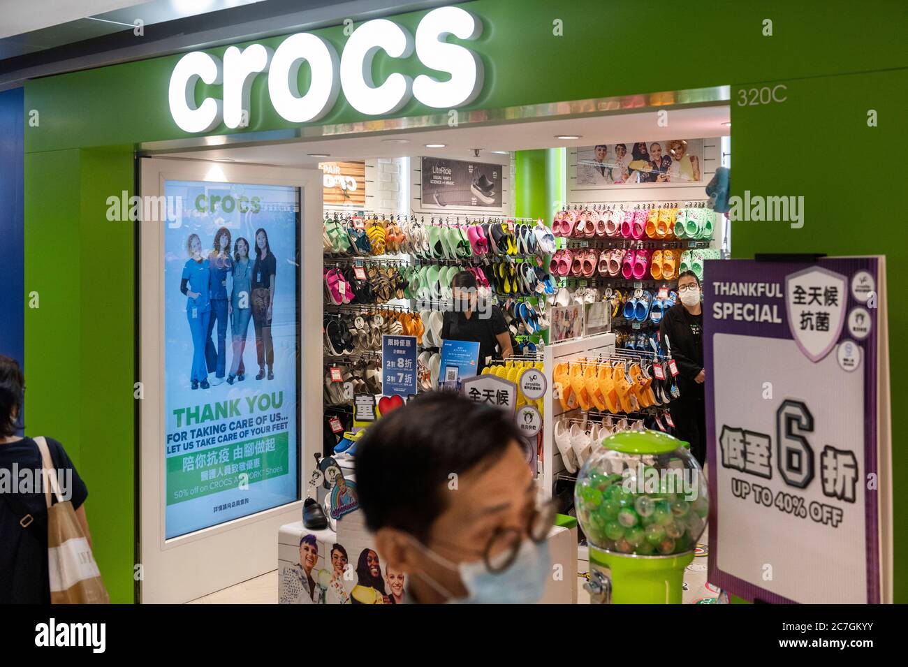 Hong Kong, China. 17 de julio de 2020. La Marca de fábrica de zapatos Crocs  tienda en Hong Kong. Crédito: SOLA Images Limited/Alamy Live News  Fotografía de stock - Alamy