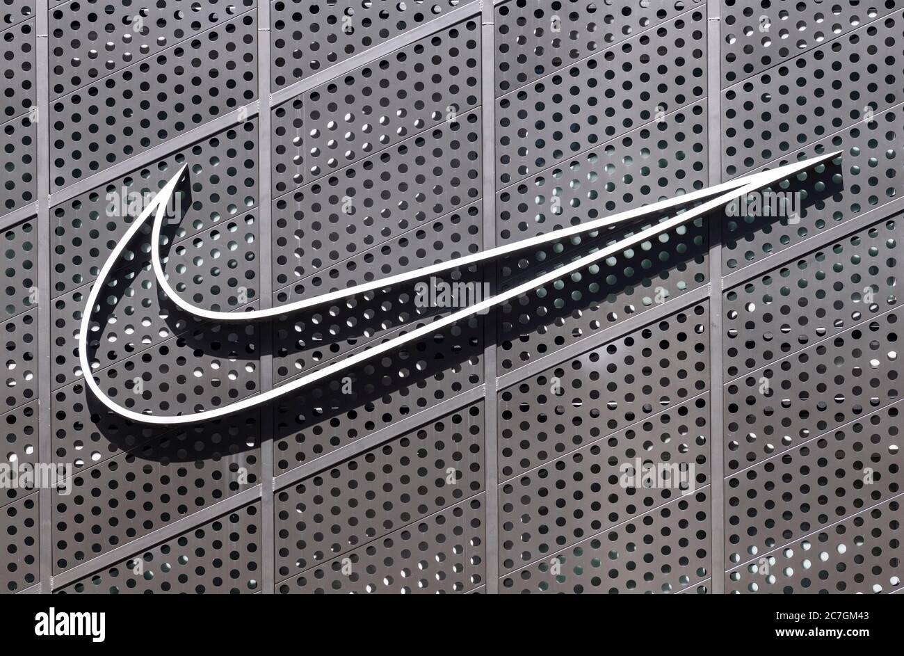 Latón álbum de recortes Por ahí Hong Kong, China. 17 de julio de 2020. Logotipo de Nike de la Marca  multinacional estadounidense de ropa deportiva visto en Hong Kong. Crédito:  SOLA Images Limited/Alamy Live News Fotografía de stock -