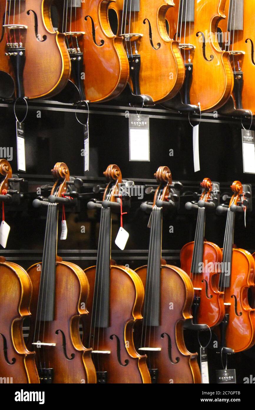 Gran grupo de violines en el mercado de instrumentos musicales Fotografía  de stock - Alamy