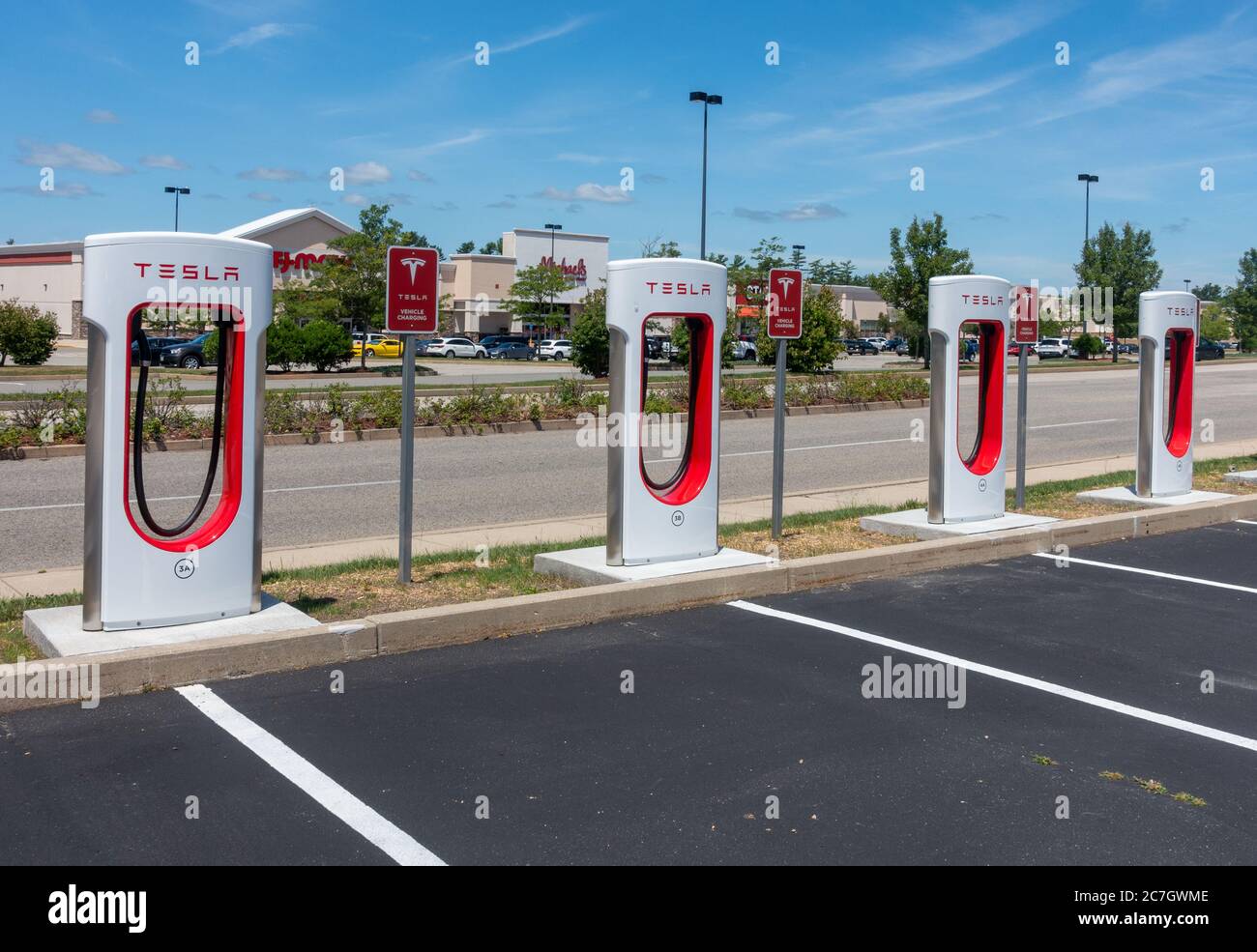 Estaciones de carga Tesla Supercharger en el estacionamiento del centro comercial en Wareham Crossing, Wareham, MA USA Foto de stock
