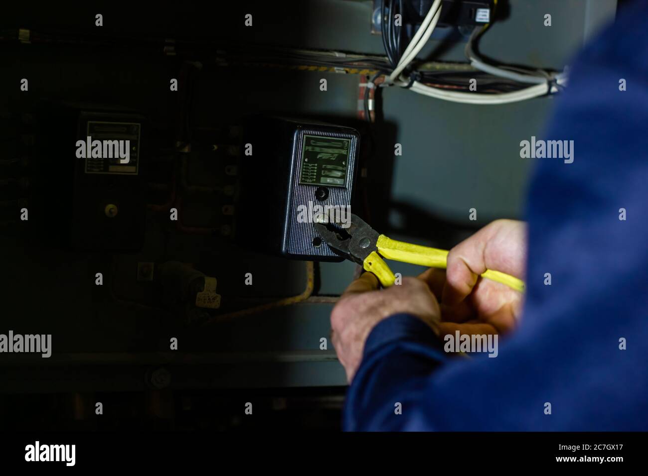 Hombre de reparación de cajeros automáticos fotografías e imágenes de alta  resolución - Alamy