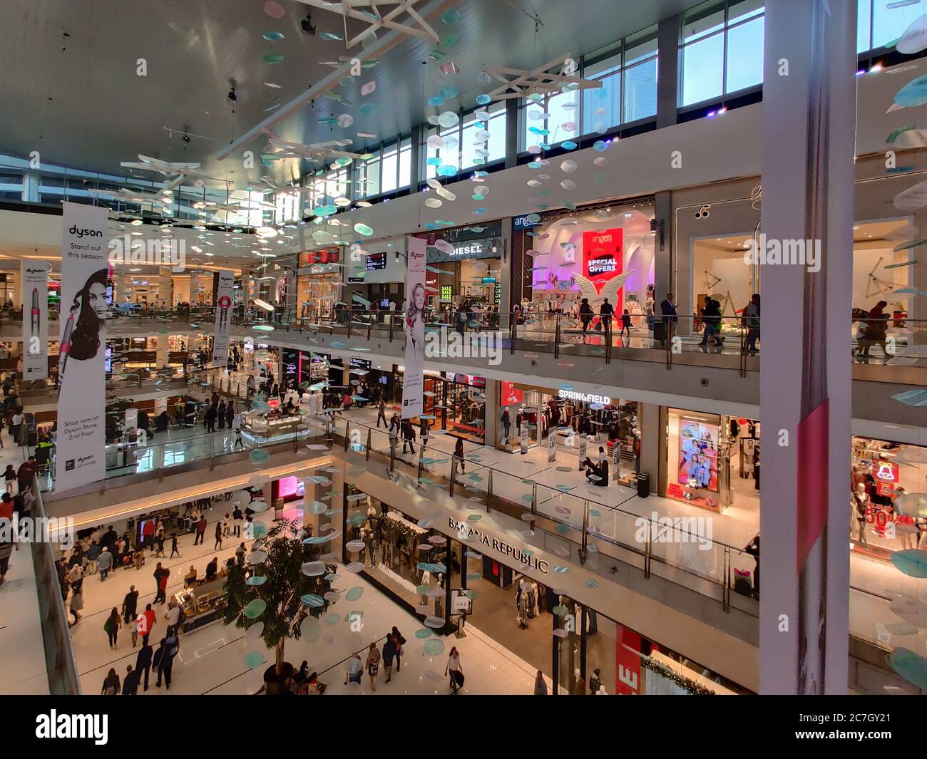 El interior y las tiendas del Dubai Mall, el mayor centro comercial y el  lugar de atracción turística icónico en el centro de Dubai Fotografía de  stock - Alamy