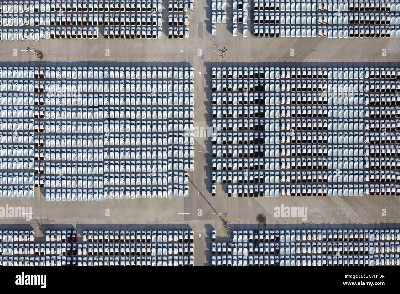 Vista aérea de stock nuevos coches estacionados en zona industrial a la espera de la venta de exportación en el sudeste de Asia. Transporte. Industria del automóvil. Foto de stock