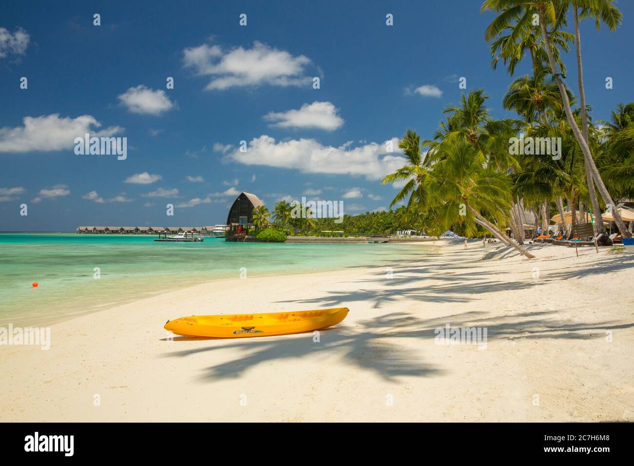 Maldivas, Atoll Sur Male, Shangri-la's Villingili Resort & Spa, kayak, playa de palma, mar, detalle, Foto de stock