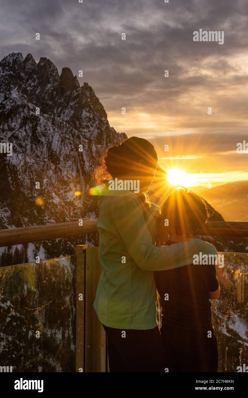 Europa, Austria, Tirol, Tirol Oriental, Lienz, madre e hijo disfrutar de la puesta de sol en la terraza de la Dolomitas Foto de stock
