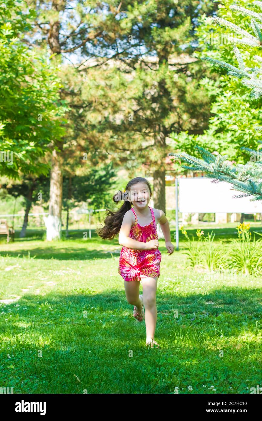 Jóvenes Preciosa Niña De 3 Años De Edad Jugando En El Parque De Los Niños  Fotos, retratos, imágenes y fotografía de archivo libres de derecho. Image  6813743