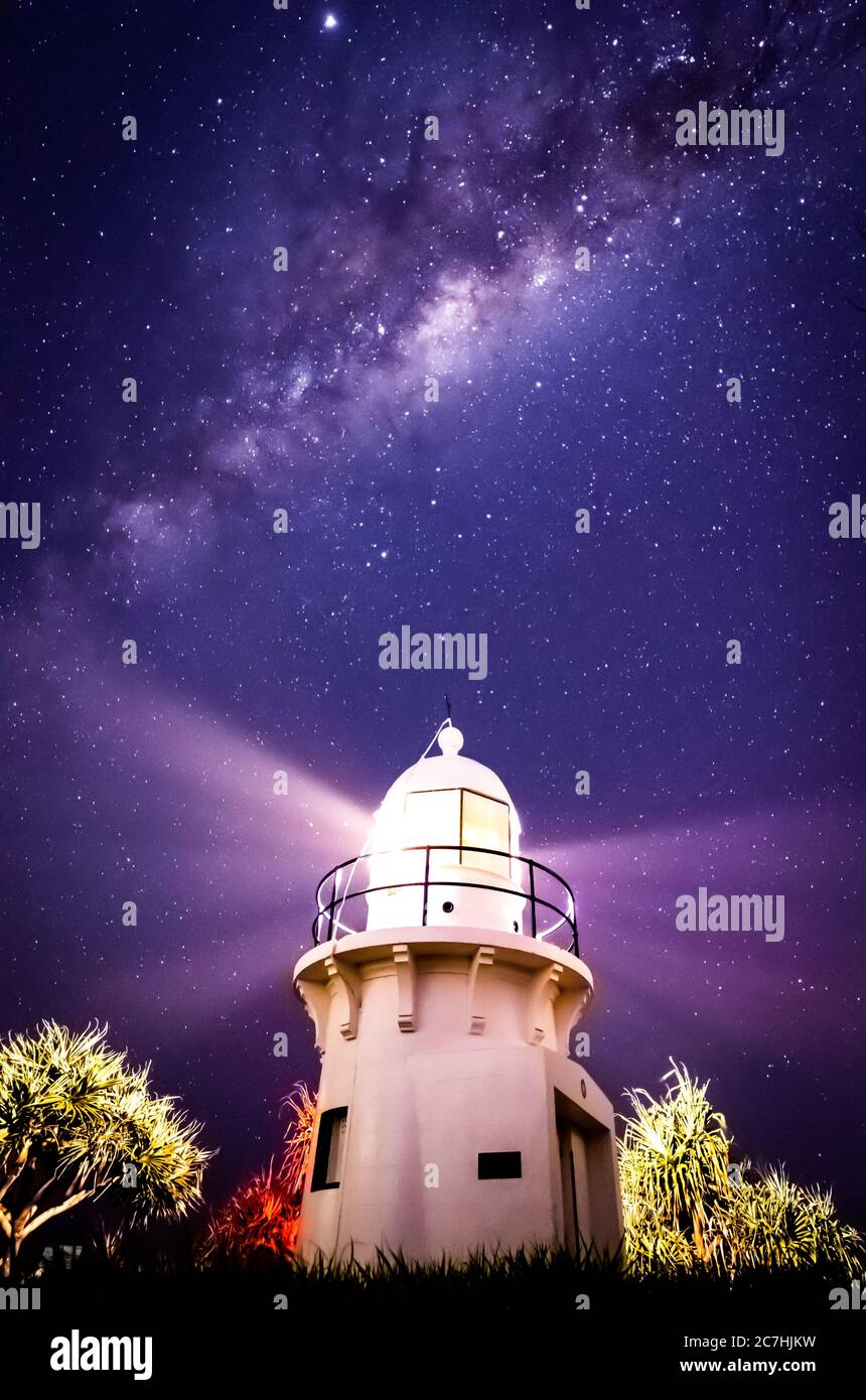 Disparo vertical de un faro bajo la hermosa vía Láctea Galaxia Foto de stock