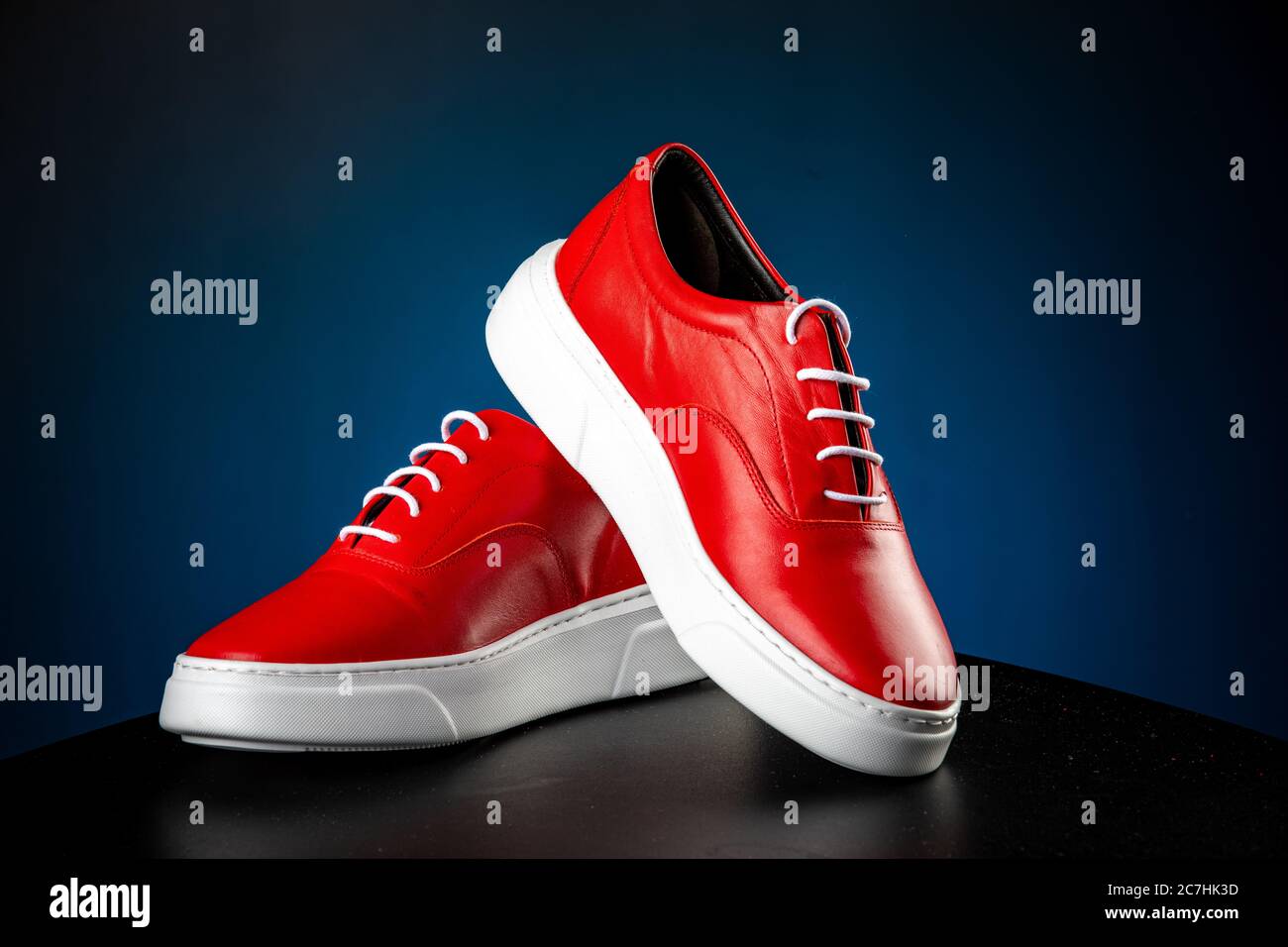 Zapatos De Cuero Rojo Fotos e Imágenes de stock - Alamy