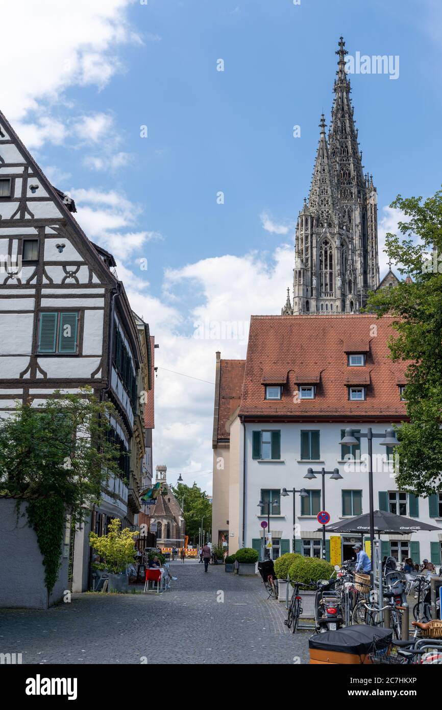 Ulm, BW / Alemania - 14 de julio de 2020: Vista de la catedral de Ulm y una calle estrecha en el casco antiguo histórico Foto de stock