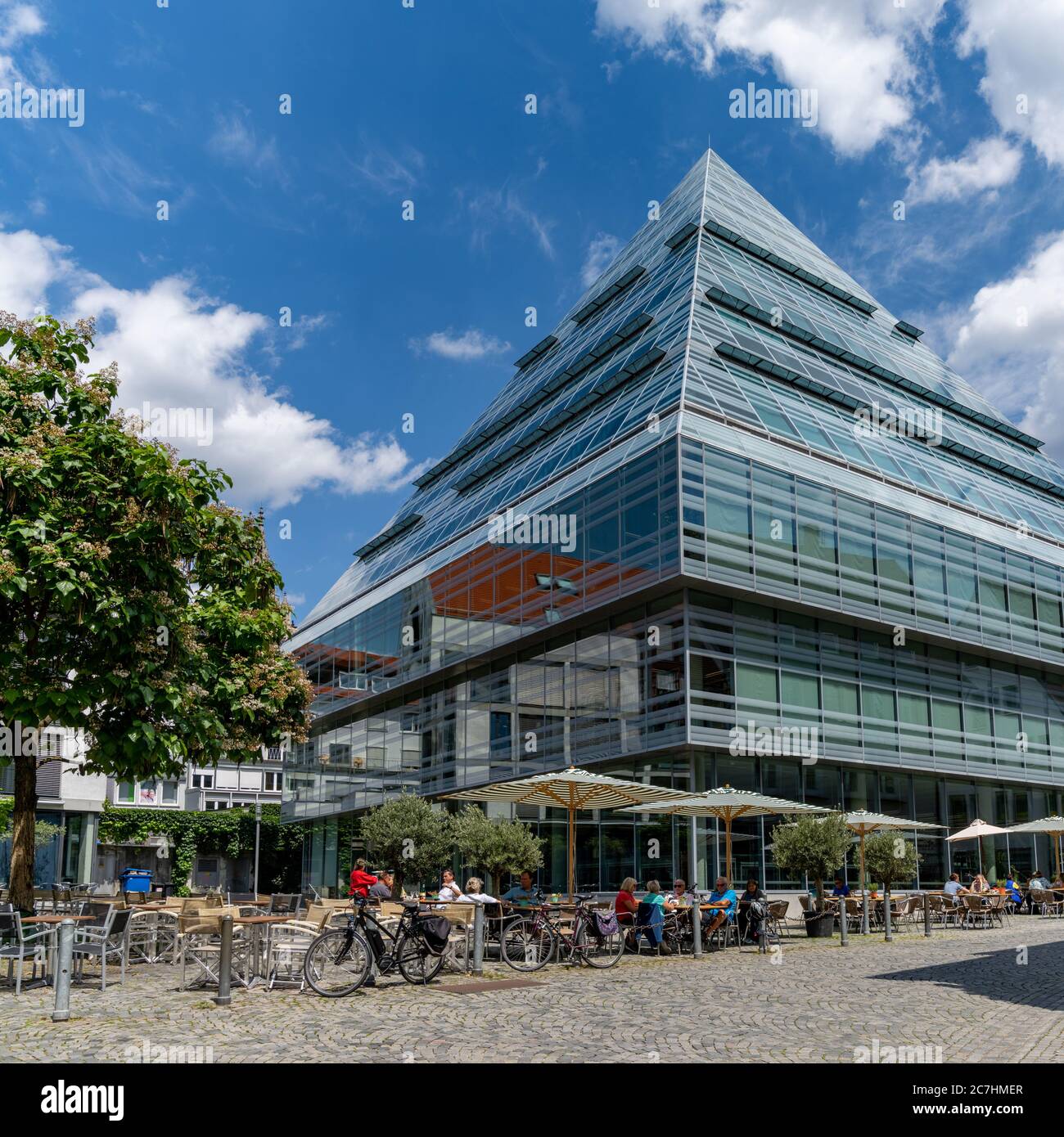 Ulm, BW / Alemania - 14 de julio de 2020: La biblioteca municipal en la ciudad de Ulm con un café callejero en primer plano Foto de stock