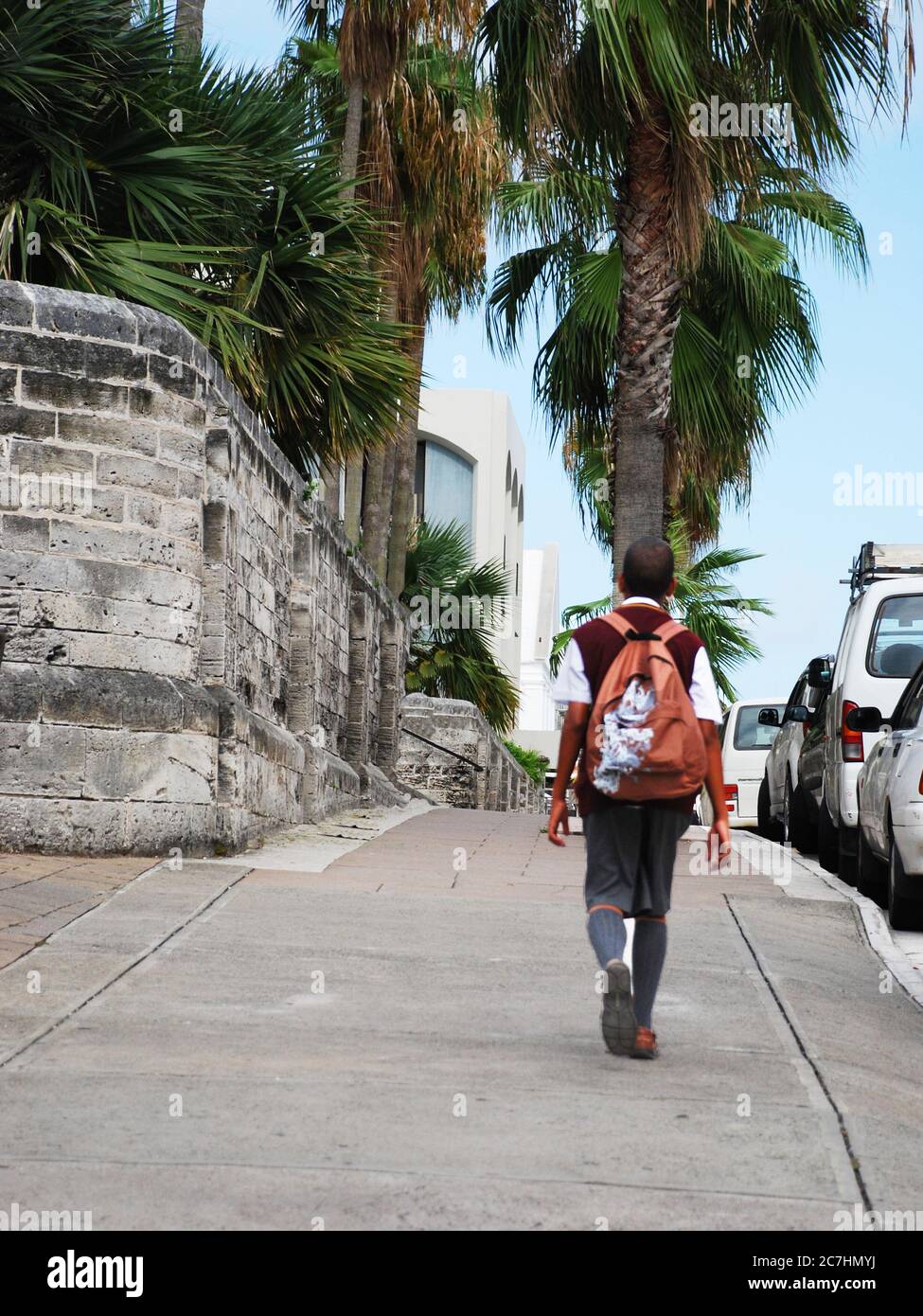 Un escolar residente camina a la escuela en Hamilton, Bermuda Foto de stock