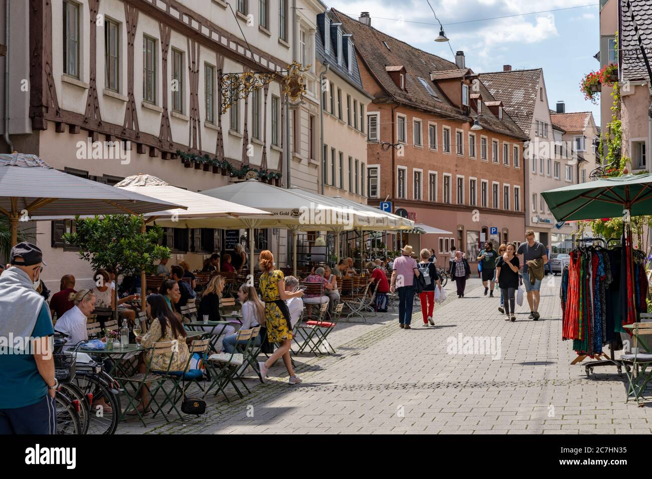 Ulm, BW / Alemania - 14 de julio de 2020: Restaurantes y bares en el centro histórico de la ciudad de Ulm en verano Foto de stock