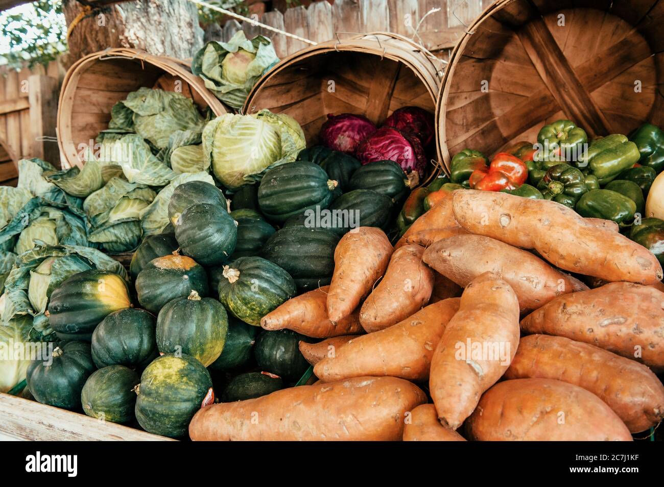 Puesto de frutas y verduras frescas o mercado de productos en carretera. Foto de stock
