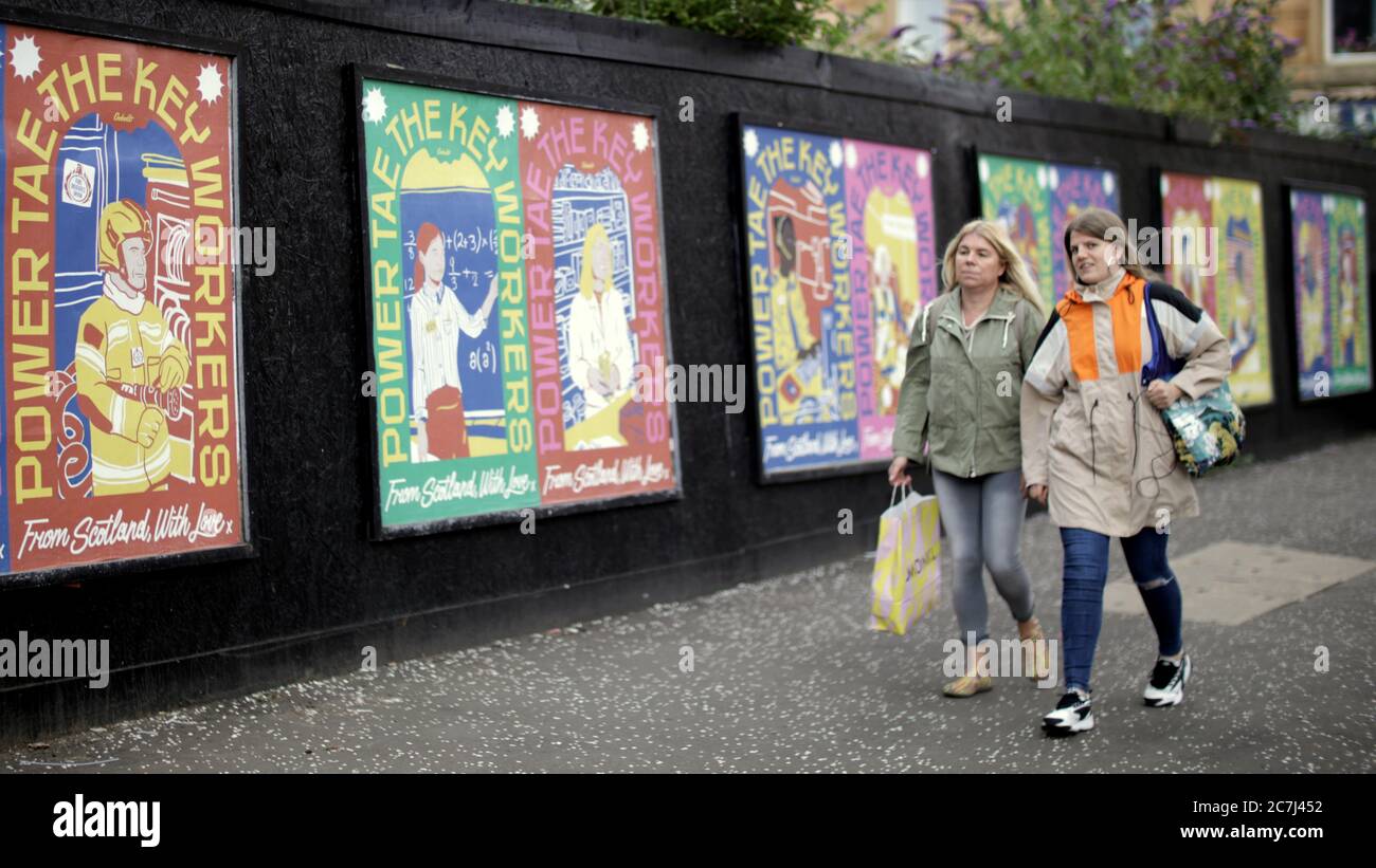 Glasgow, Escocia, Reino Unido 17 de julio de 2020: El centro de la ciudad ha cambiado a un páramo de tiendas vacías con murales de protesta y peatones dispersos el nuevo viernes por la noche en el centro de la ciudad..Mitakon Art Lens 0.95 Mark iii canon R cámara. Crédito: Gerard Ferry/Alamy Live News Foto de stock