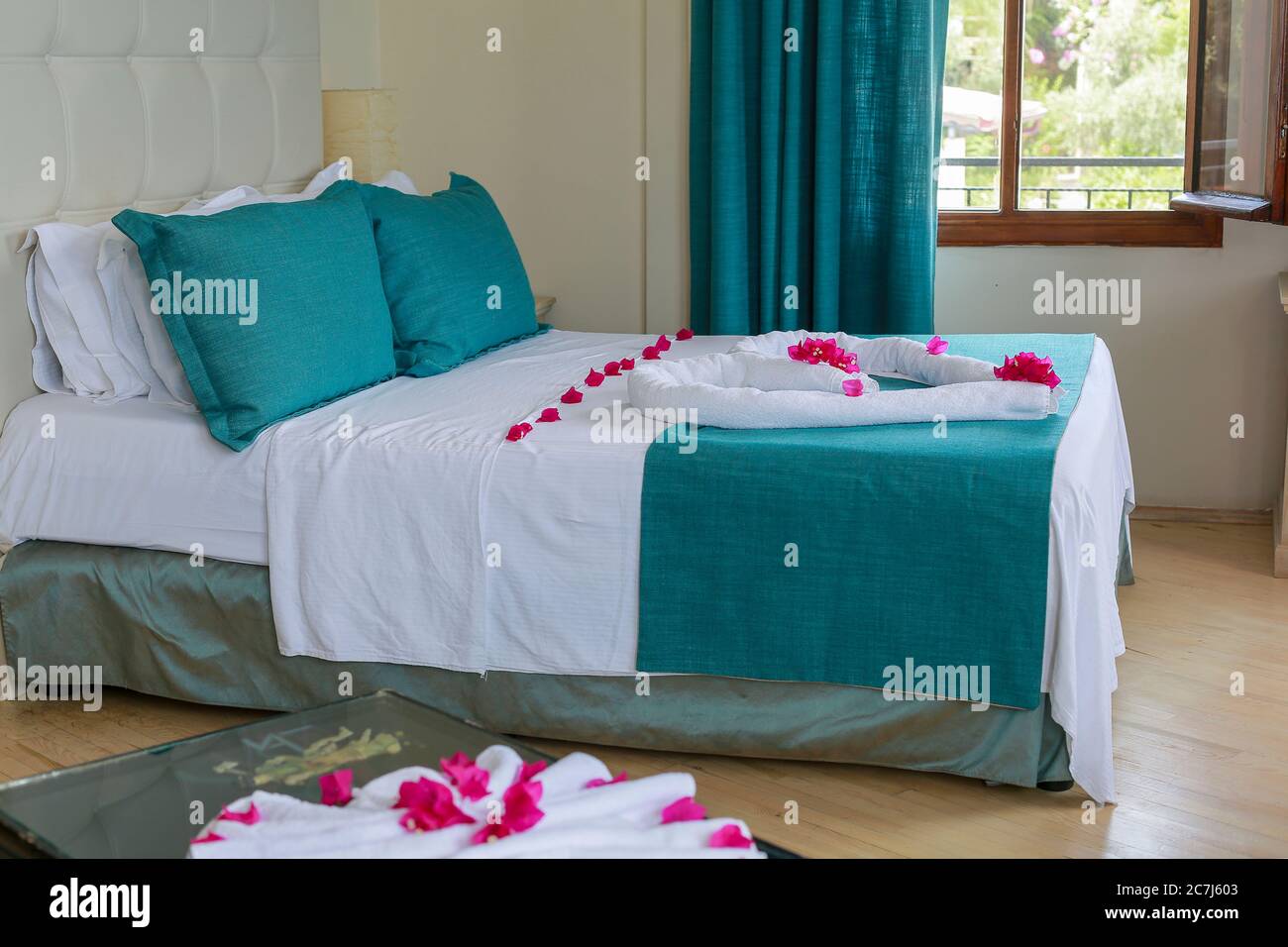 Una cama de hotel decorada con rosas en Turquía Fotografía de stock - Alamy