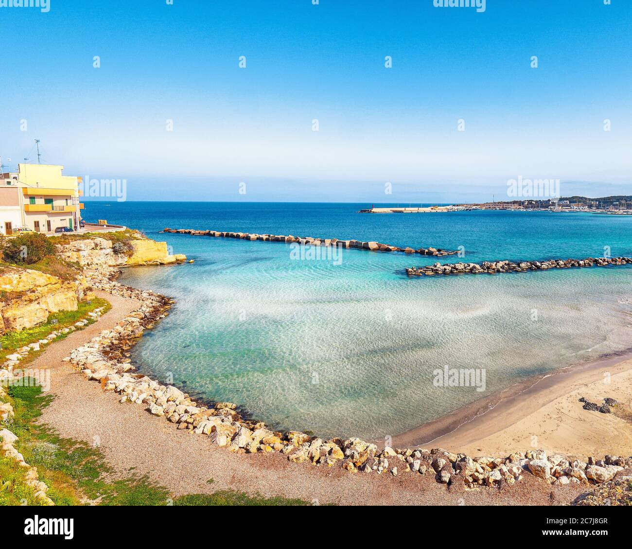 Otranto - ciudad costera en Puglia con mar turquesa. Vacaciones italianas. Ciudad Otranto, provincia de Lecce en la península de Salento, Puglia, Italia Foto de stock