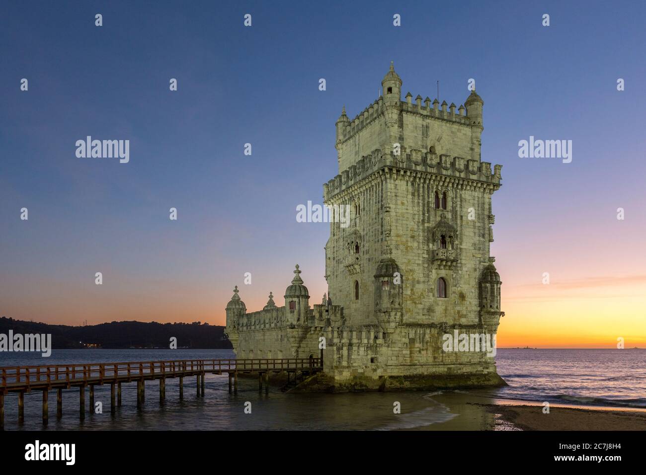 La Torre de Belém, en el barrio de Belém, en la desembocadura del Tejo, es uno de los monumentos más famosos de Lisboa Foto de stock