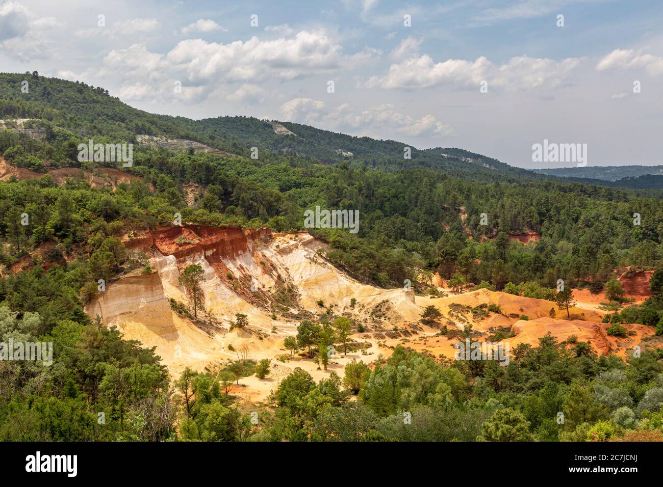 Le Colorado Provençal, Rustrel, paisaje desértico excepcional con formaciones de roca amarilla y roja en antiguos pozos de ocre con senderos para caminatas Foto de stock