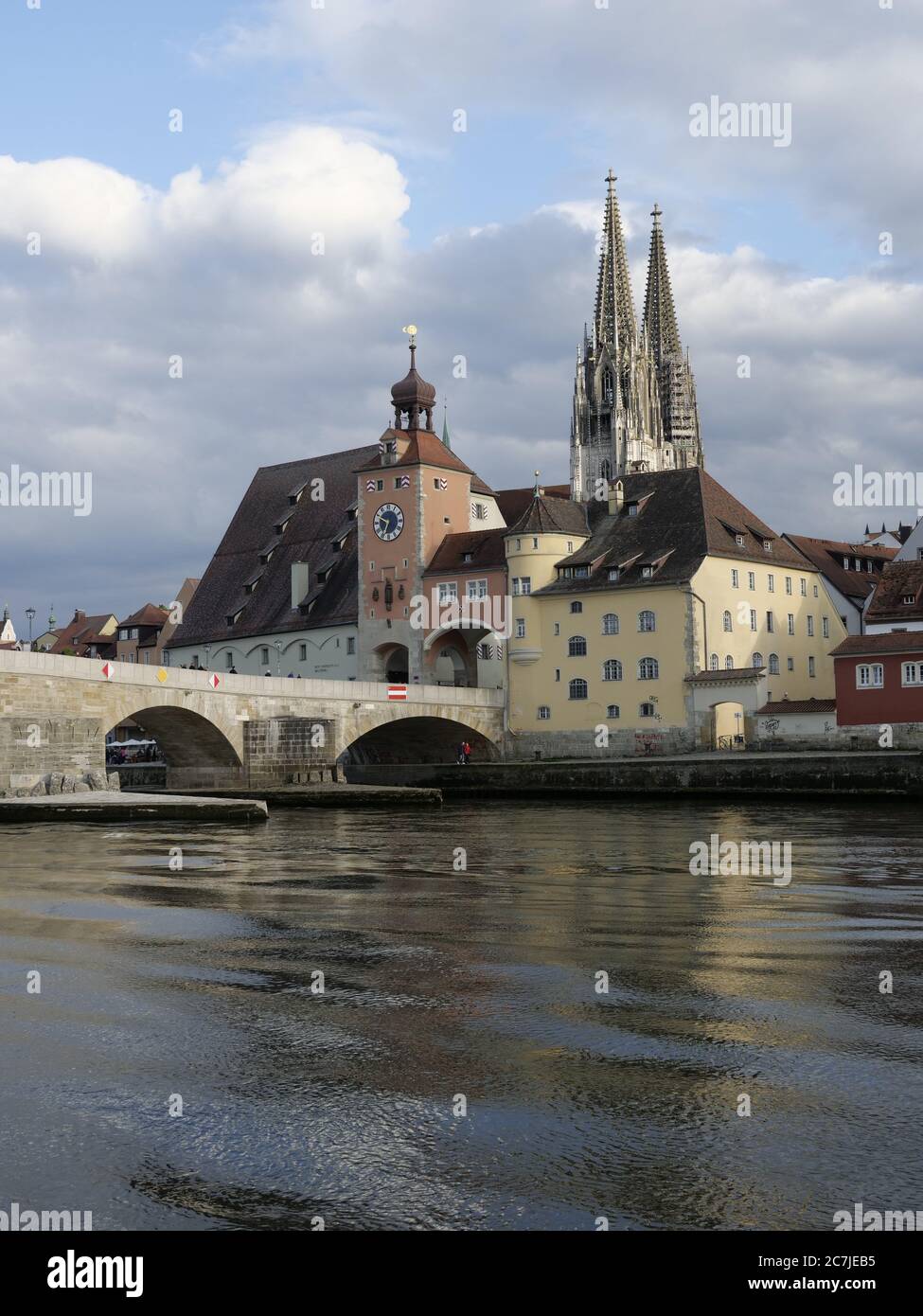 Regensburg, casco antiguo, catedral, torre del puente, puente de piedra, Danubio, Baviera, Alemania Foto de stock