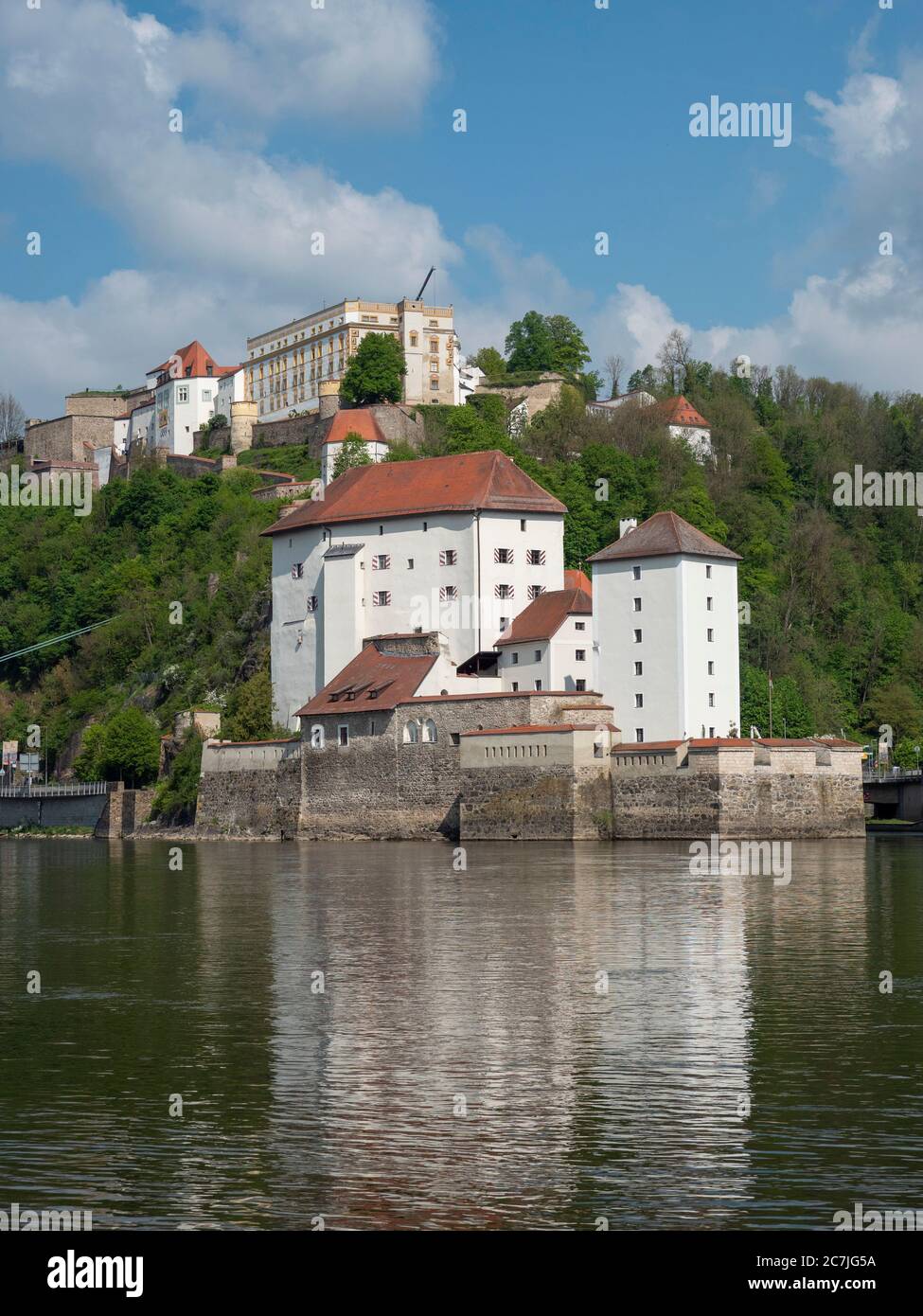 Casa superior fija y castillo de la casa inferior en Dreiflüsseeck, Passau, Baviera, Alemania Foto de stock